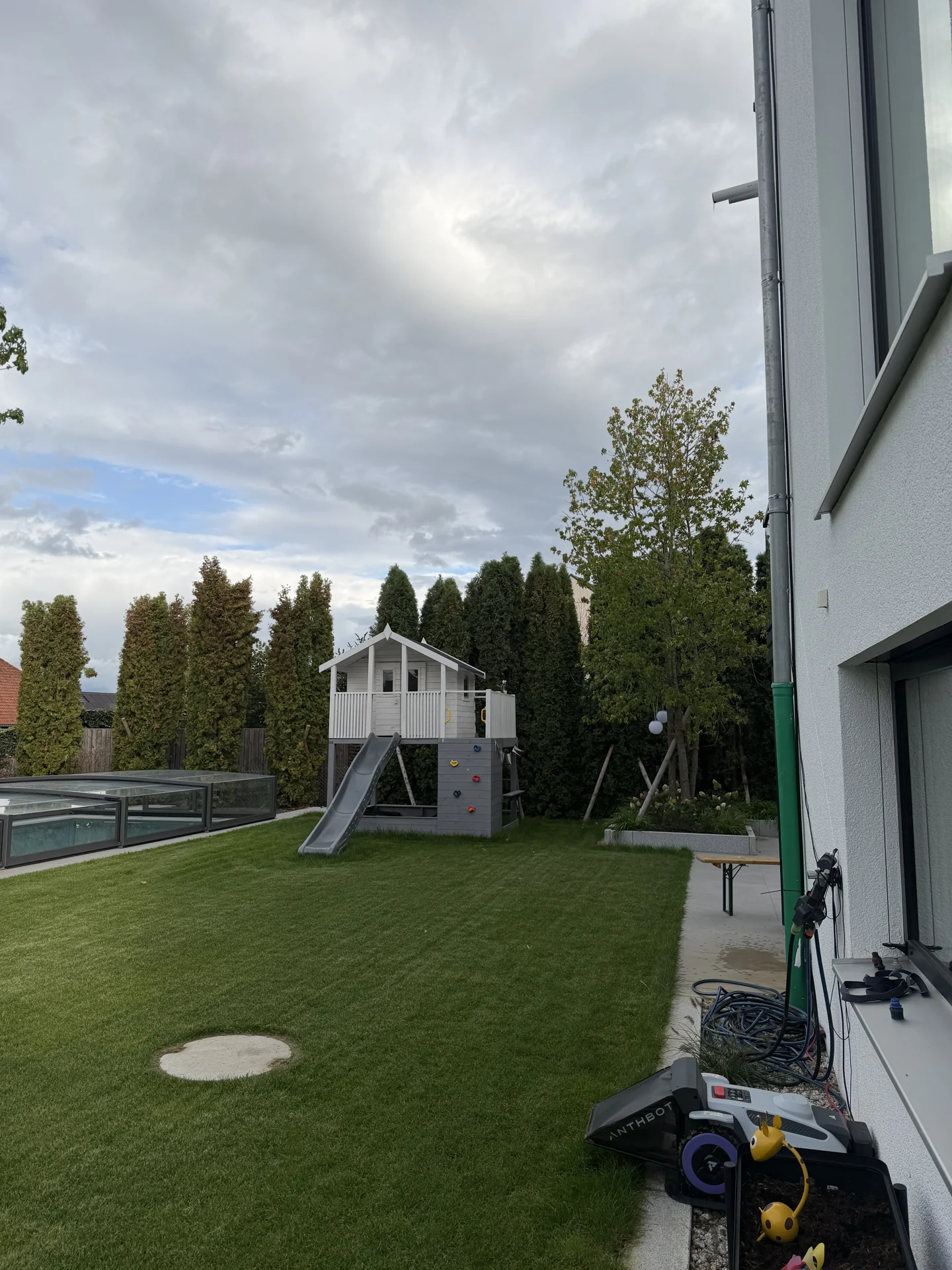 Fertig angelegter Familiengarten mit Rasen, Spielbereich und Poolumfeld