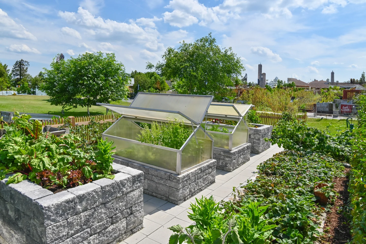 Natursteinmauern und Hochbeete im Garten