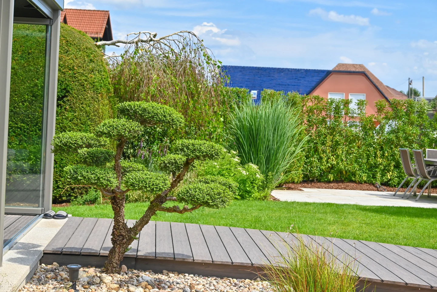 Terrasse, Rasen und Formschnittgehölze