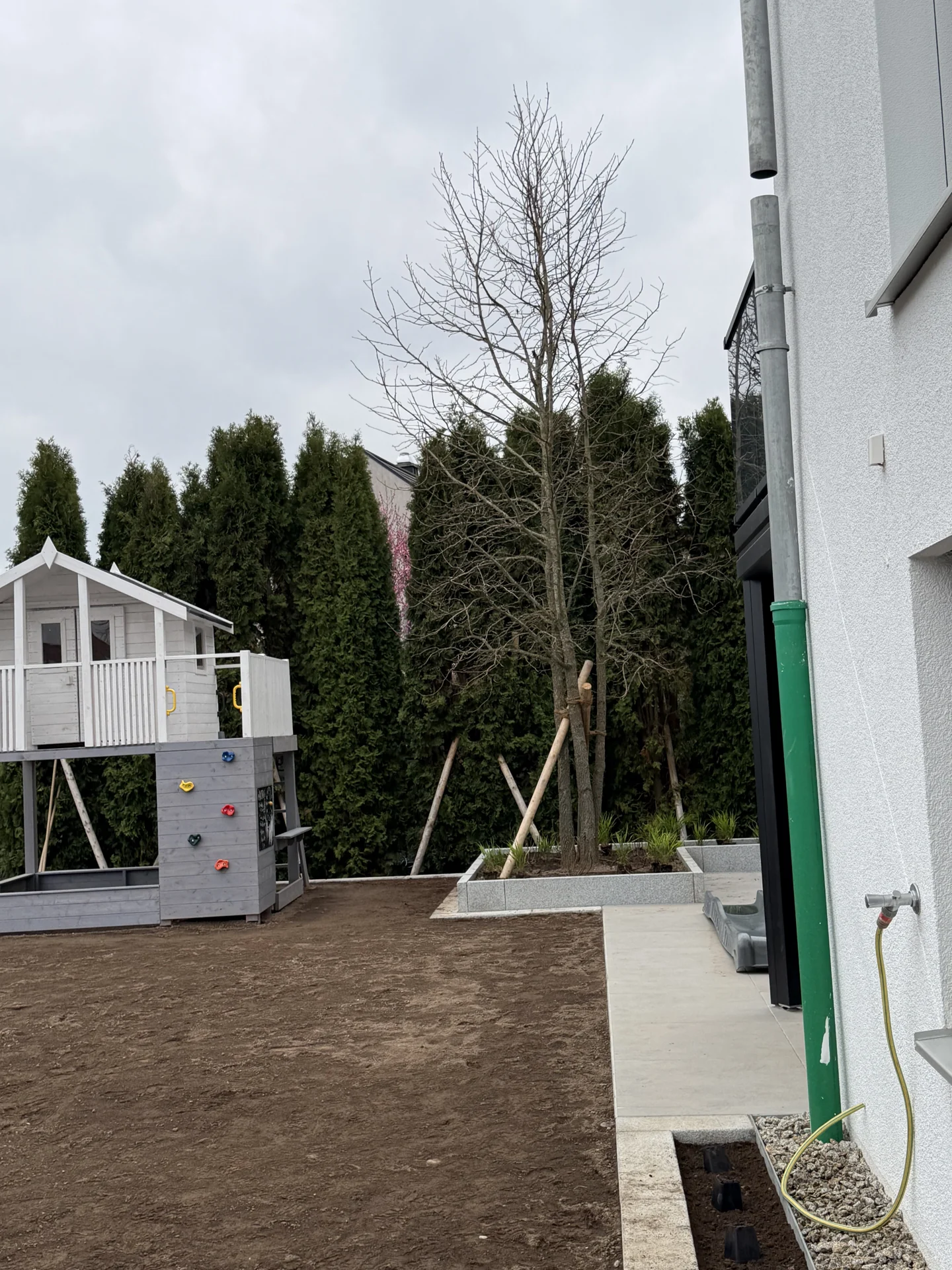 Gartenfläche während der Gestaltung, vor Anlage des Rasens